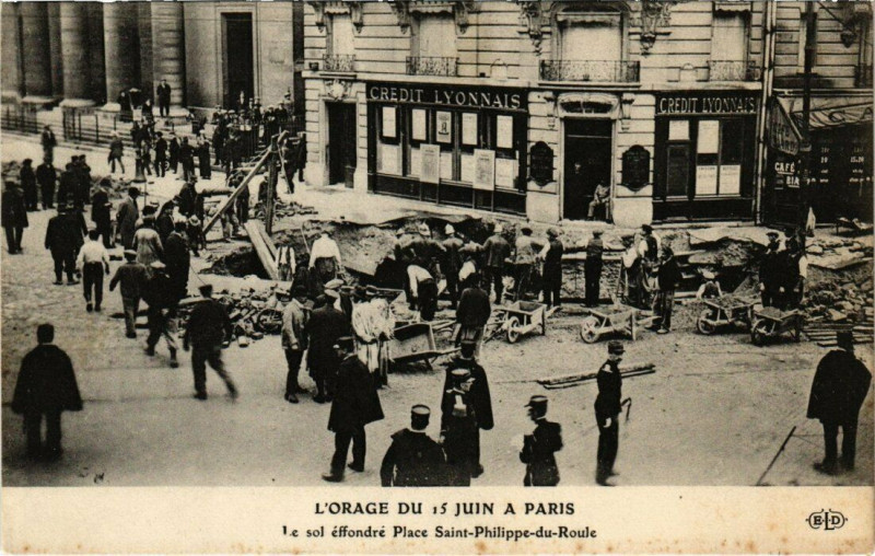 Carte postale ancienne Catastrophe L'Orage du 15 Juin a Paris Le sol éffondré Place à Paris