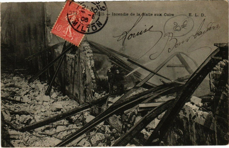 Carte postale ancienne Catastrophe - Paris - Incendie de la Halle aux Cuirs à Paris