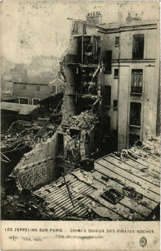 Carte postale ancienne Catastrophe - Les Zeppelins sur Paris - Crimes Odieux à Paris