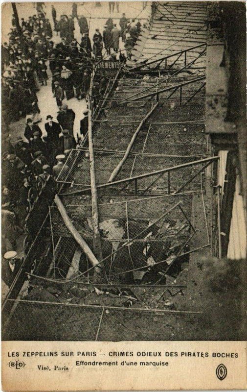 Carte postale ancienne Catastrophe - Les Zeppelins sur Paris - Crimes Odieux à Paris