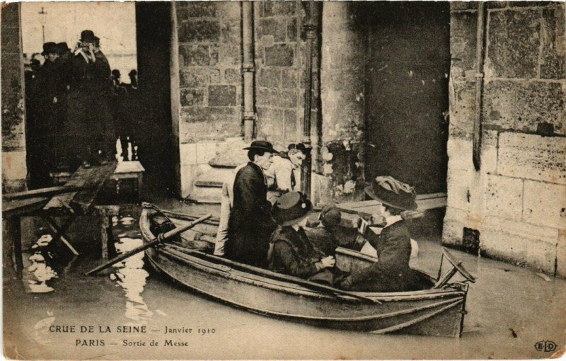 Carte postale ancienne Paris - Crue de la Seine Janvier 1910 Sortie de Messe à Paris