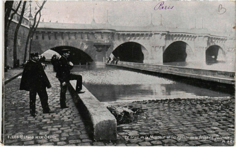 Carte postale ancienne Paris - Les Berges de La Seine à Paris