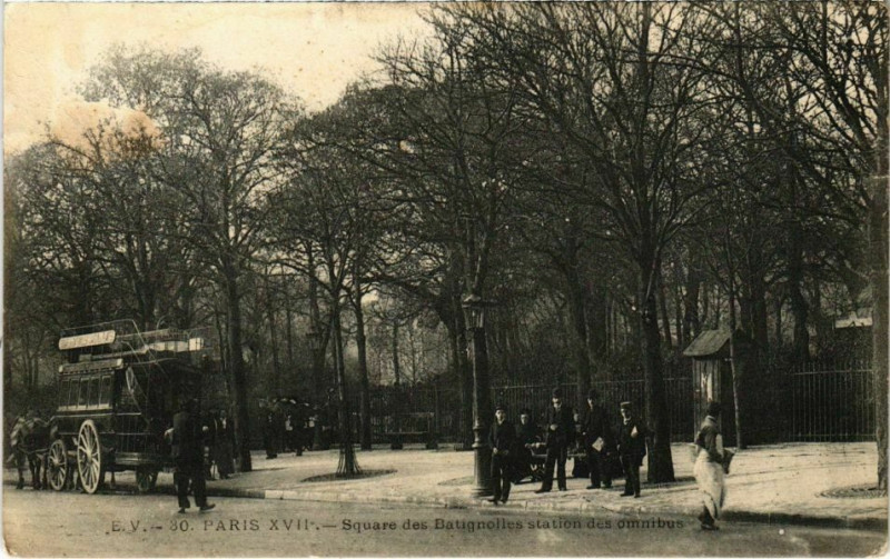 Carte postale ancienne Square des Batignolles station des omnibus à Paris 17e