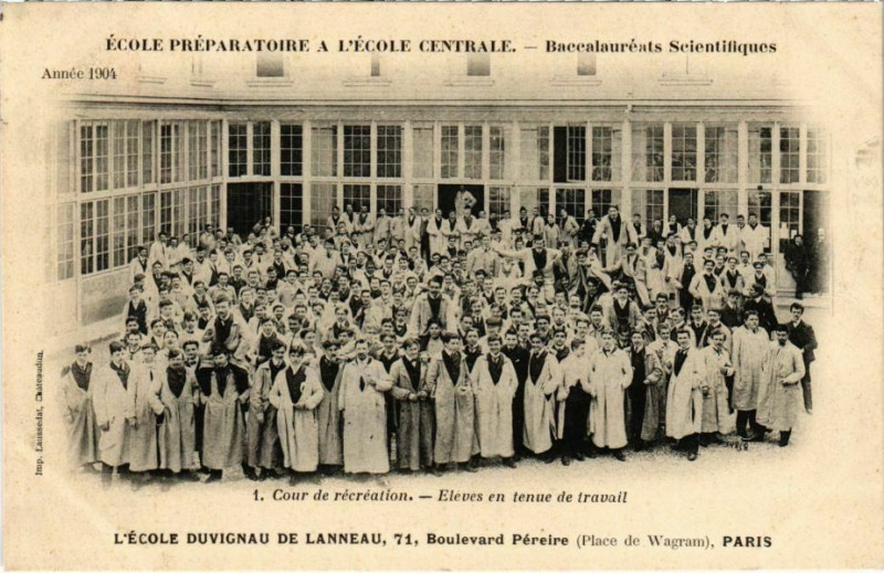 Carte postale ancienne L'Ecole Duvigneau de Lanneau - Boulevard Pereire - La Cour de Récréation - Elèves en tenue de travail à Paris 17e