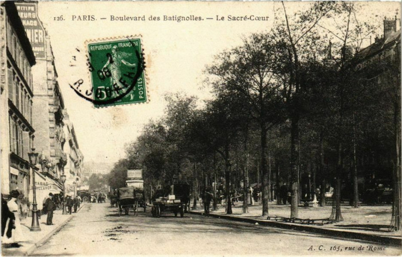 Carte postale ancienne Boulevard des Batignolles - Le Sacré-Coeur à Paris 17e