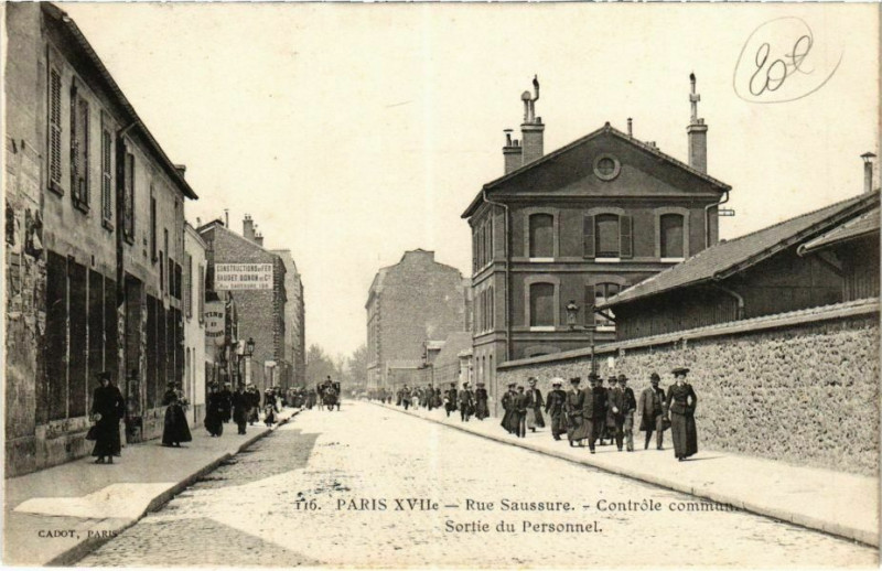 Carte postale ancienne Rue Saussure - Contrôle commun - Sortie du Personnel à Paris 17e