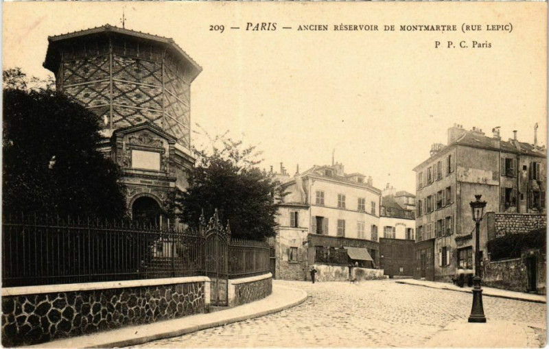 Carte postale ancienne Ancien Réservoir de Montmartre (Rue Lepic) à Paris 18e