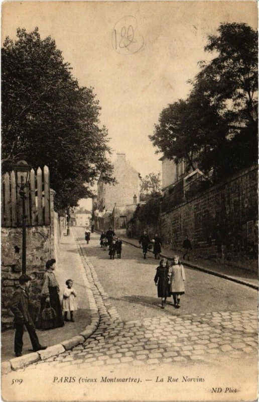 Carte postale ancienne Vieux Montmartre - La Rue Norvins à Paris 18e