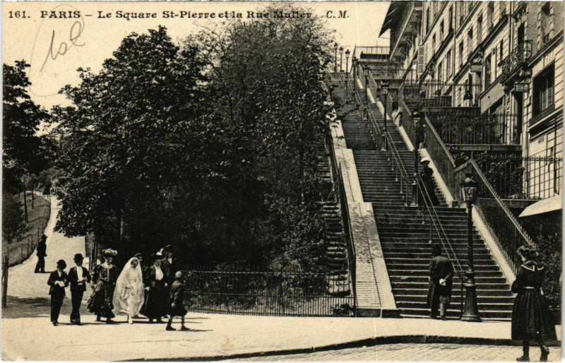 Carte postale ancienne Le Square Saint-Pierre et la Rue Muller à Paris 18e