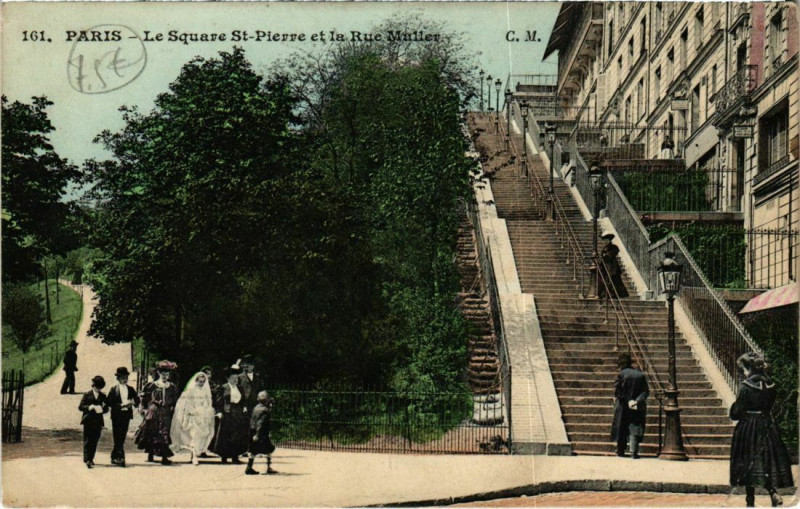 Carte postale ancienne Le Square Saint-Pierre et la Rue Muller à Paris 18e