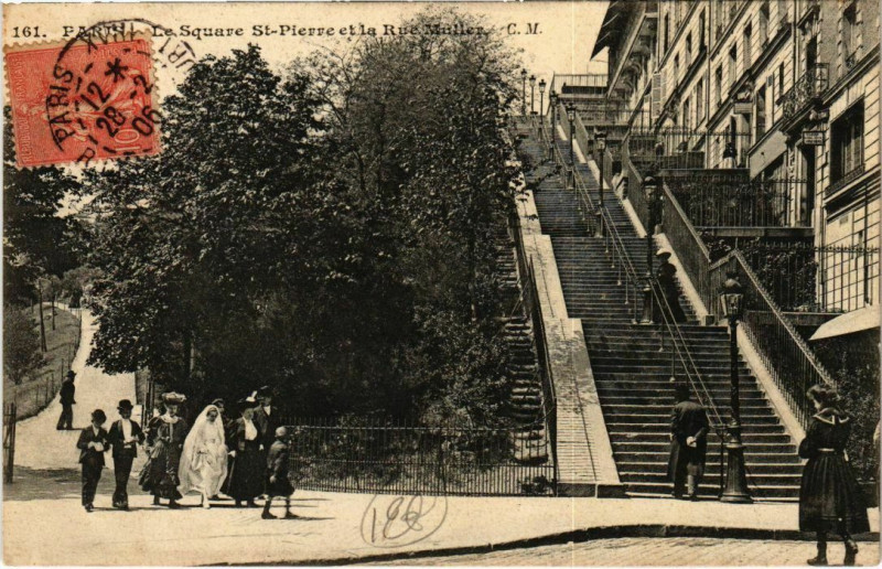 Carte postale ancienne Le Square Saint-Pierre et la Rue Muller à Paris 18e