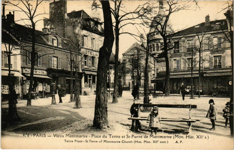 Carte postale ancienne Vieux Montmartre - Place du Tertre et Saint-Pierre de Montmartre à Paris 18e