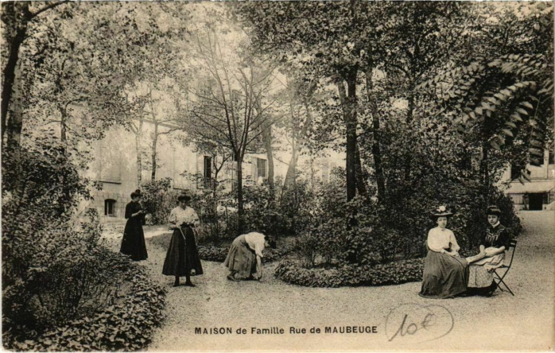 Carte postale ancienne Paris 9e - Maison de Famille à Paris 9e