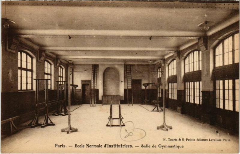 Carte postale ancienne Ecole Normale d'Institutrices — Salle de Gymnastique à Paris 17e