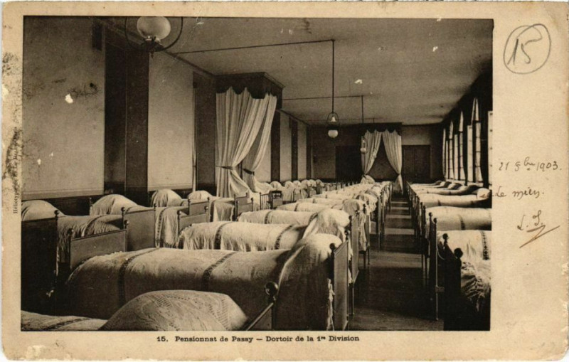 Carte postale ancienne Pensionnat de Passy - Dortoir de la 1ère Division à Paris 16e