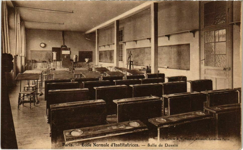 Carte postale ancienne Ecole Normale d'Institutrices - Salle de Dessin à Paris 17e