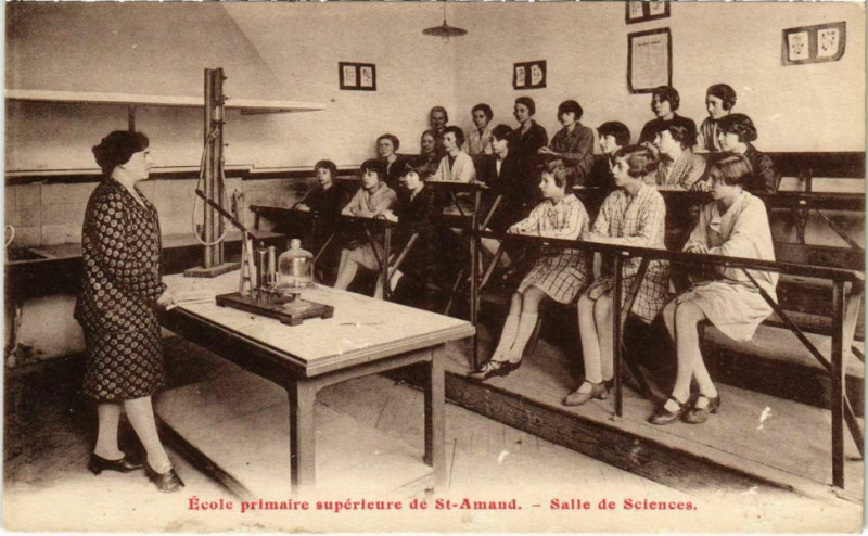 Carte postale ancienne Ecole primaire supérieure de Saint-Amand - Salle de Sciences à Paris 15e