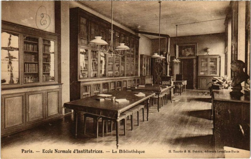 Carte postale ancienne Ecole Normale d'Institutrices - La Bibliothèque à Paris 17e