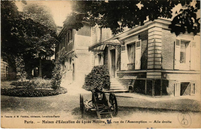Carte postale ancienne Maison d'Education du Lycée Molière - Rue de l'Assomption - Aile droite à Paris 16e