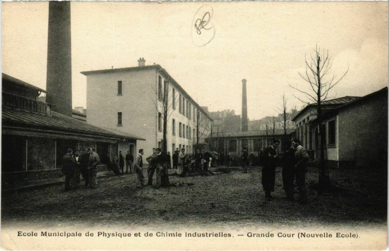 Carte postale ancienne Ecole Municipale de Physique et de Chimie industrielles - Grande Cour (Nouvelle Ecole) à Paris 5e