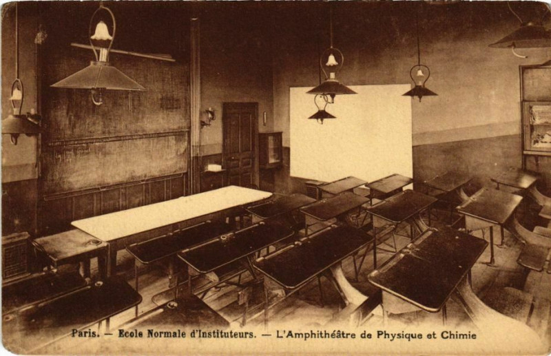Carte postale ancienne Ecole Normale d'Instituteurs - L'Amphithéâtre de Physique et Chimie à Paris 16e