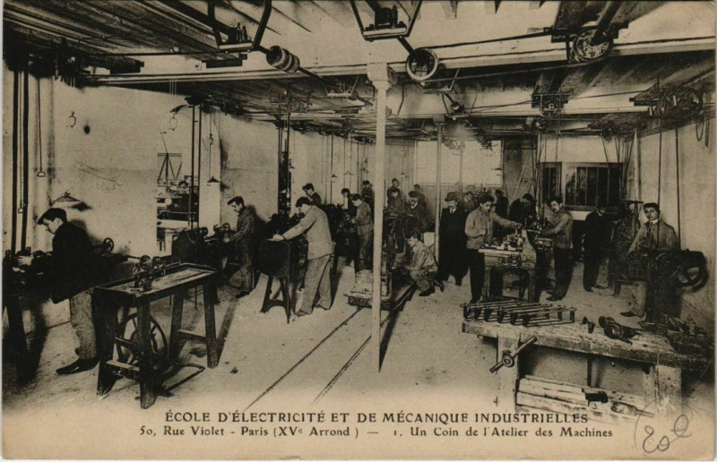 Carte postale ancienne Ecole d'Electricité et de Mécaniques Industrielles - Rue Violet - Un coin de l'Atelier des Machines à Paris 15e