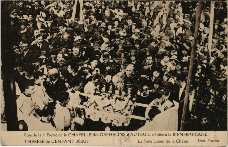 Carte postale ancienne Pose de la 1e Pierre de la chapelle des orphelins d'Auteuil, dédiée à la bienheureuse Thérèse de L'enfant Jésus - La foule autour de la Châsse à Paris 16e