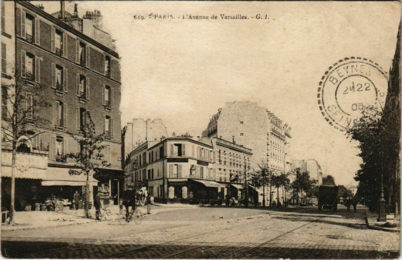 Carte postale ancienne L'Avenue de Versailles à Paris 16e