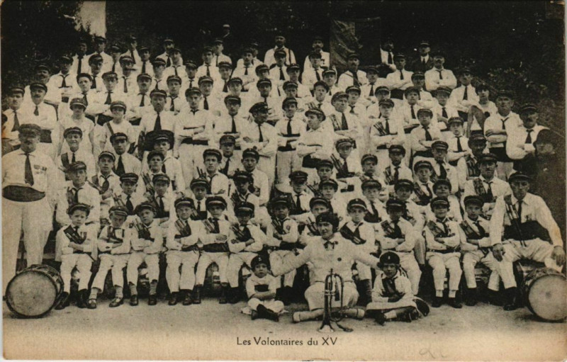 Carte postale ancienne Les Volontaires du XVe à Paris 15e