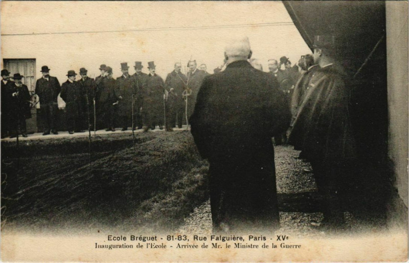 Carte postale ancienne Ecole Bréguet - Rue Falguière - Inauguration de l'Ecole - Arrivée de Monsieur le Ministre de la Guerre à Paris 15e