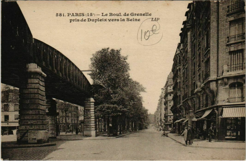 Carte postale ancienne Le Boulevard de Grenelle pris de Dupleix vers la Seine à Paris 15e