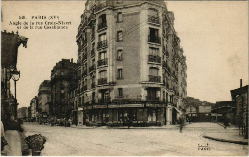 Carte postale ancienne Angle de la rue Croix-Nivert et de la rue Casablanca à Paris 15e