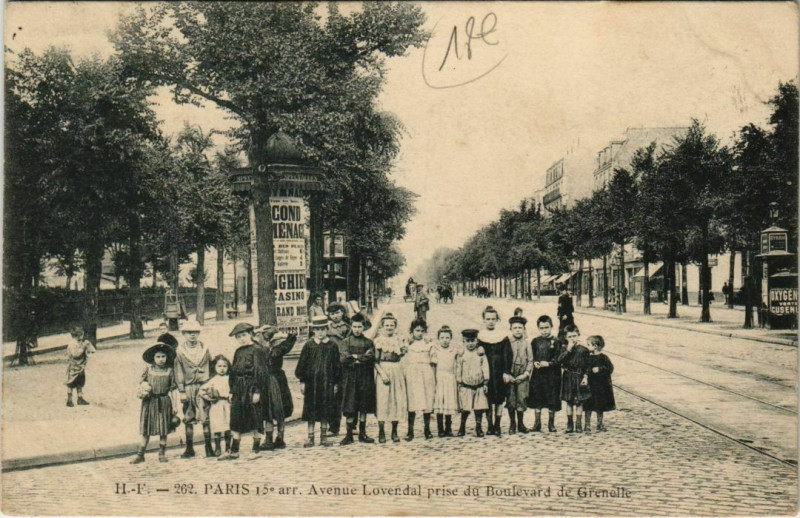 Carte postale ancienne Avenue Lovendal prise du Boulevard de Grenelle à Paris 15e