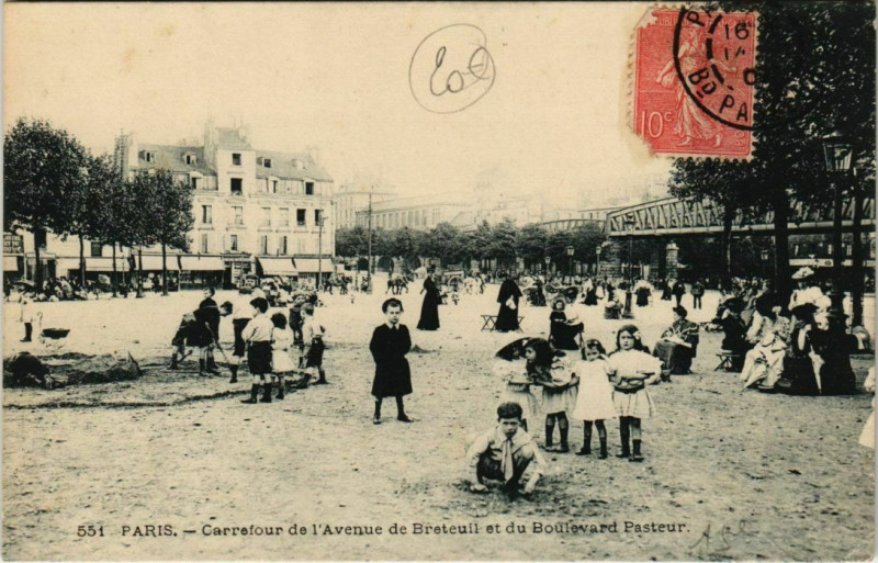 Carte postale ancienne Carrefour de l'Avenue de Breteuil et du Boulevard Pasteur à Paris 15e
