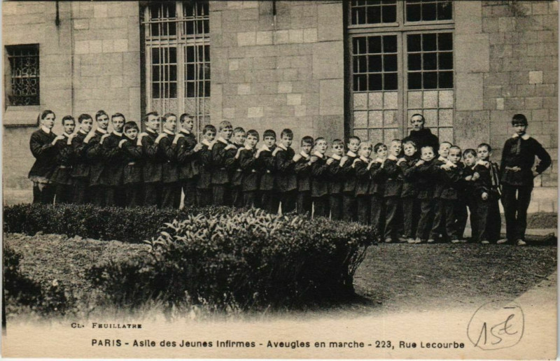 Carte postale ancienne Asile des jeunes Infirmes - Aveugles en marche - Rue Lecourbe à Paris 15e