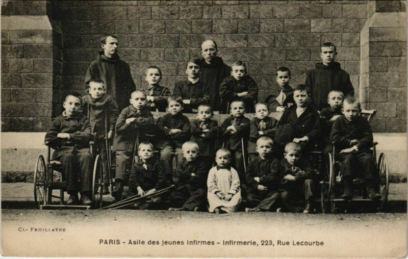 Carte postale ancienne Asile des Jeunes Infirmes - Infirmerie - rue Lecourbe à Paris 15e