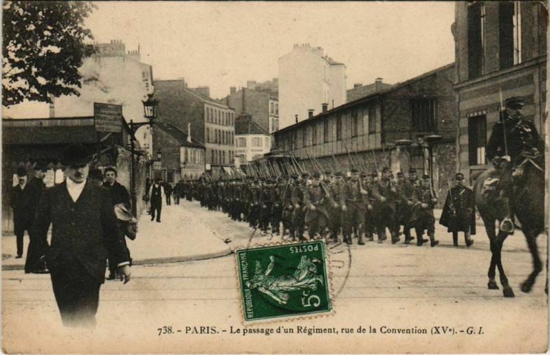Carte postale ancienne Le passage d'un Régiment, rue de la Convention à Paris 15e