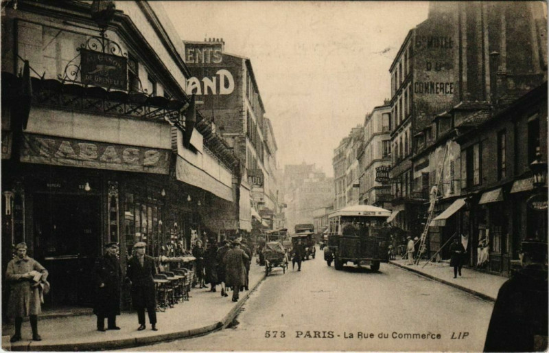 Carte postale ancienne La Rue du Commerce à Paris 15e