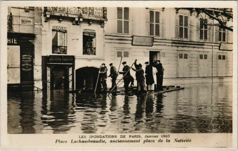 Carte postale ancienne Les Inondations de Paris - Place Lachambeaudie, anciennement place de la Nativité à Paris 12e