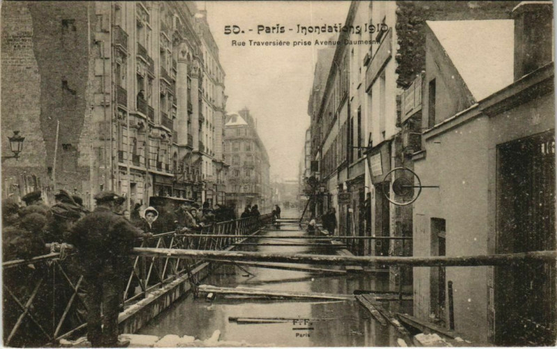 Carte postale ancienne Inondations 1910 - Rue Traversière prise Avenue Daumesnil à Paris 12e