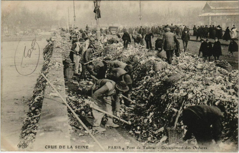 Carte postale ancienne Crue de la Seine - Pont de Tolbiac - Déversement des Ordures à Paris 13e