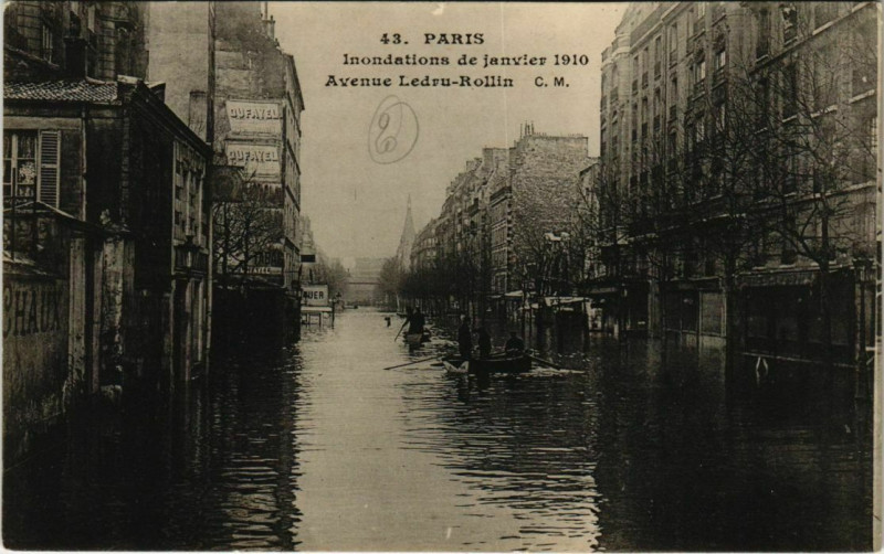 Carte postale ancienne Paris 12e - Inondations de janvier - Avenue Ledru-Rollin à Paris 12e