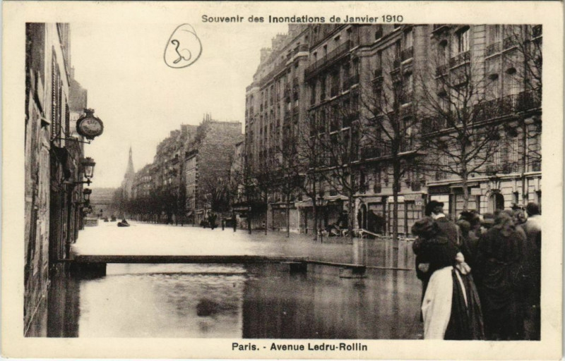 Carte postale ancienne Paris 12e - Souvenir des Inondations - Avenue Ledru-Rollin à Paris 12e