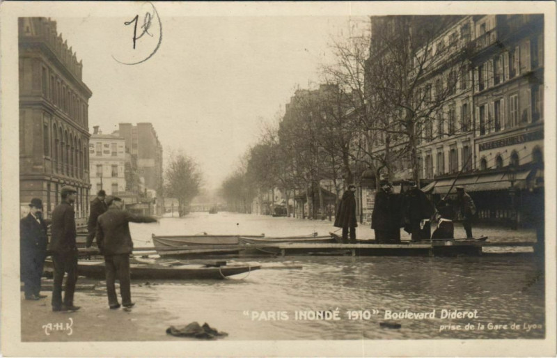 Carte postale ancienne Paris 12e - Paris Inondé 1910 - Boulevard Diderot à Paris 12e