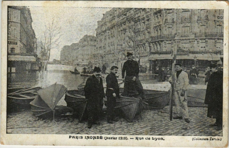 Carte postale ancienne Paris 12e - Paris inondé - Rue de Lyon à Paris 12e