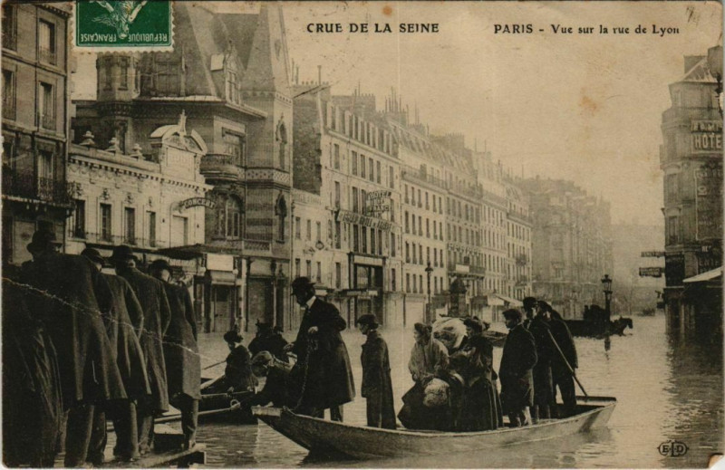 Carte postale ancienne Crue de la Seine - Vue sur la rue de Lyon à Paris 12e