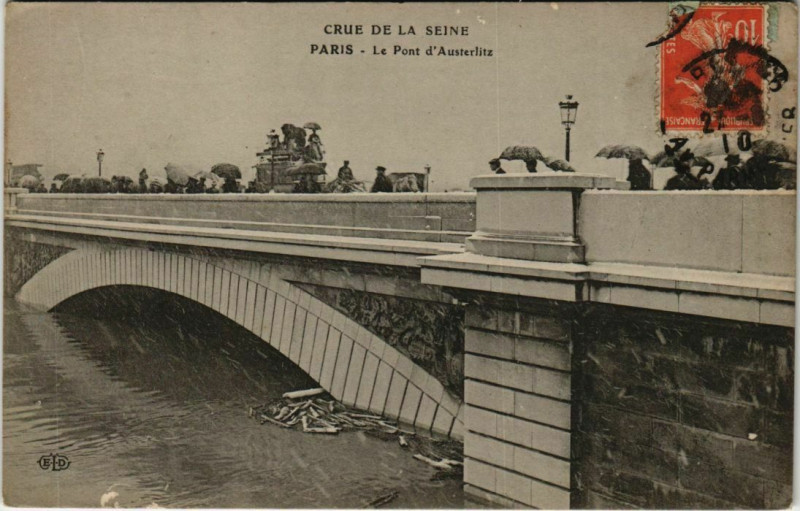 Carte postale ancienne Crue de la Seine - Le Pont d'Austerlitz à Paris 12e