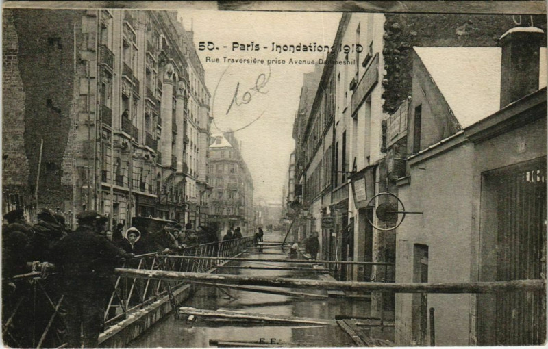 Carte postale ancienne Paris 12e - Rue Traversière prise Avenue Daumesnil  à Paris 12e