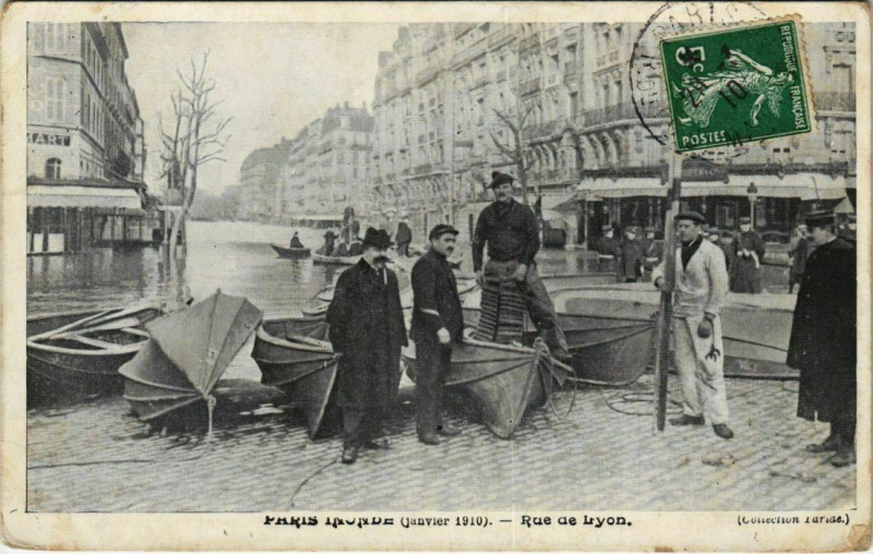 Carte postale ancienne Paris 12e - Paris inondé - Rue de Lyon à Paris 12e