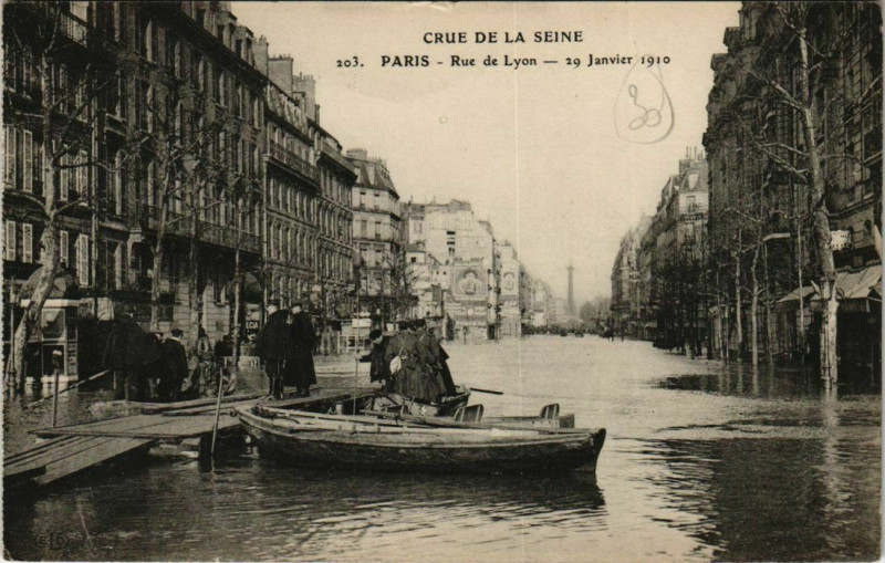 Carte postale ancienne Paris 12e - Crue de la Seine - Rue de Lyon à Paris 12e